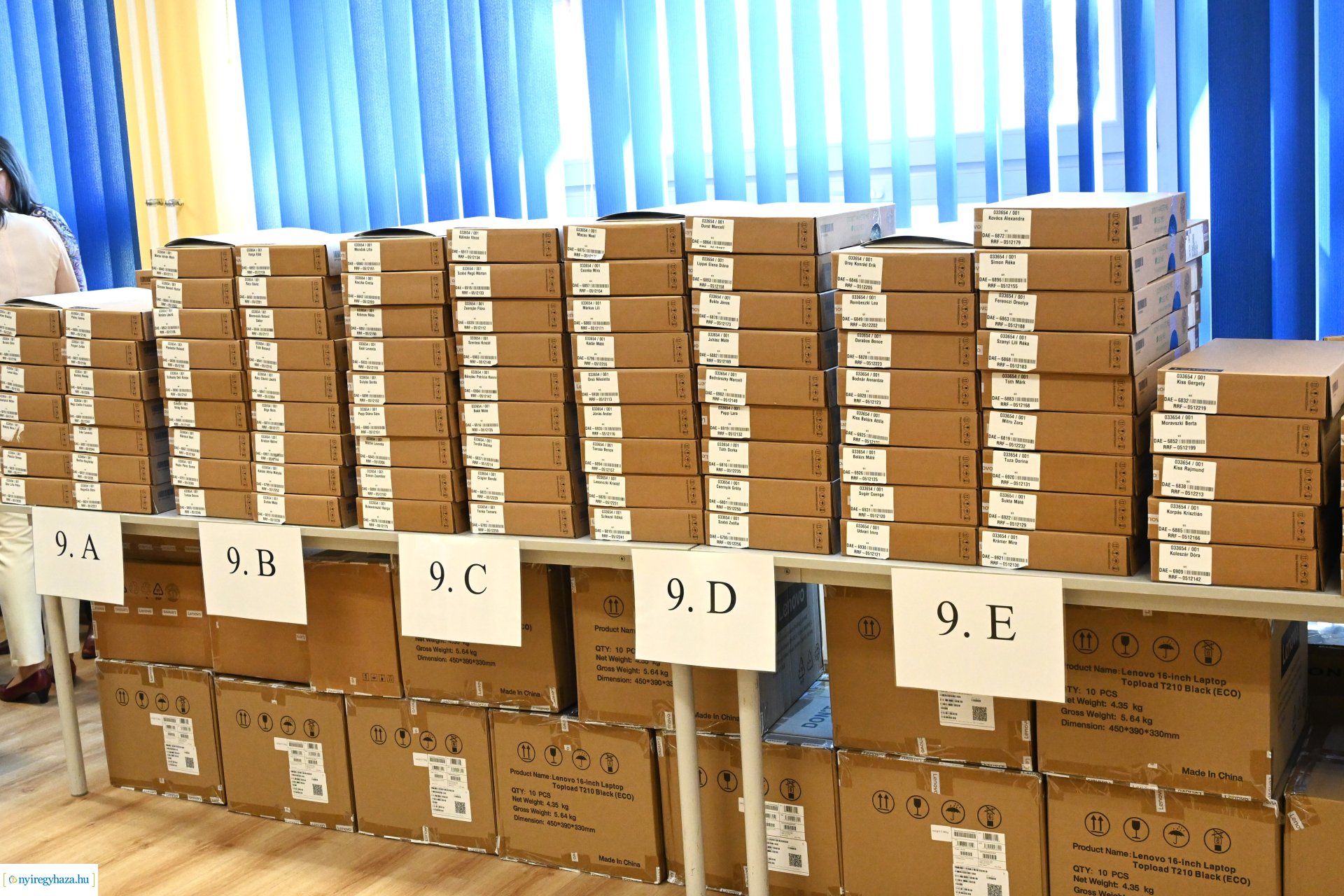 Laptopot kaptak a Nyíregyházi Vasvári Pál Gimnázium kilencedik osztályos tanulói