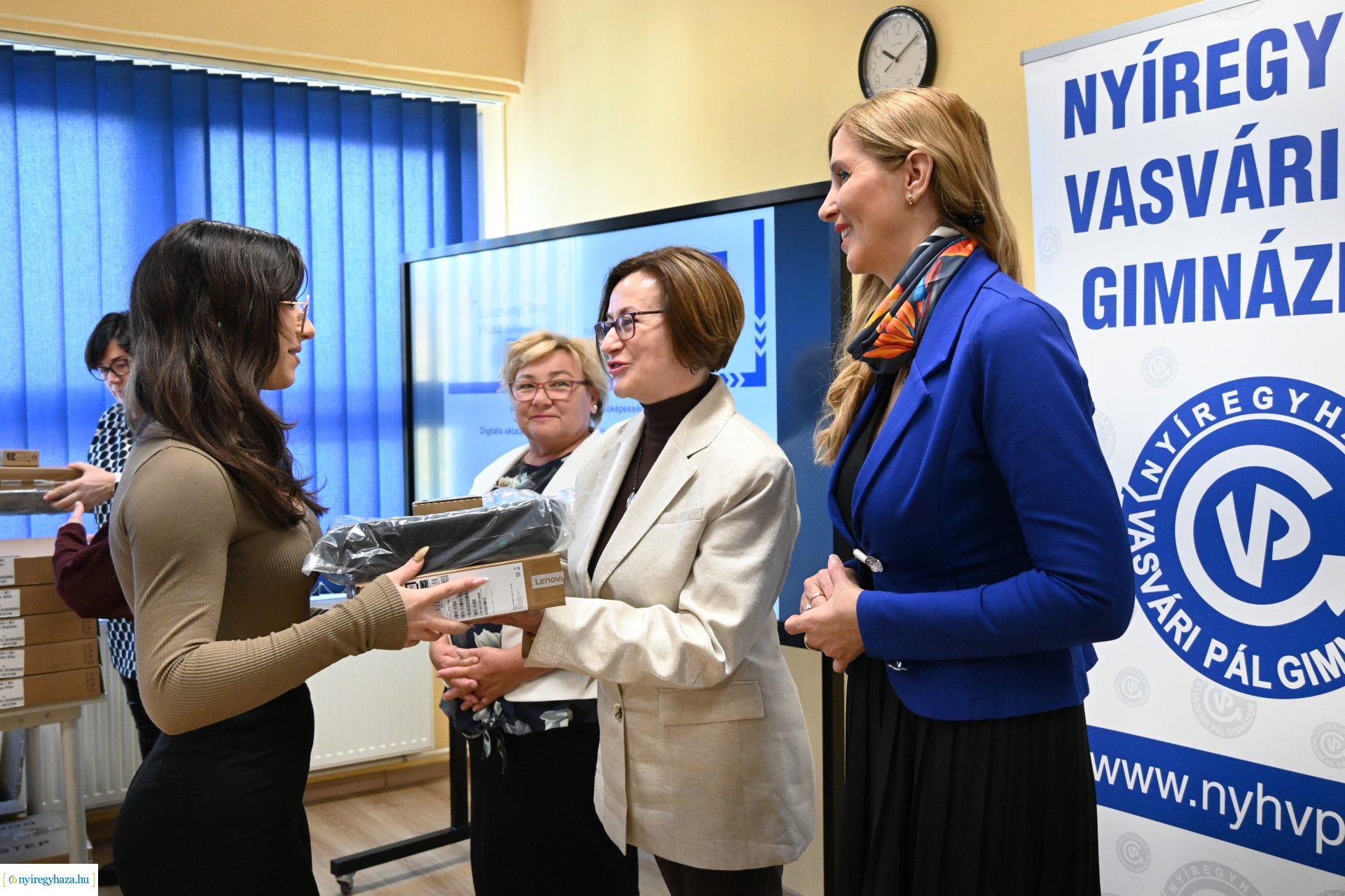 Laptopot kaptak a Nyíregyházi Vasvári Pál Gimnázium kilencedik osztályos tanulói