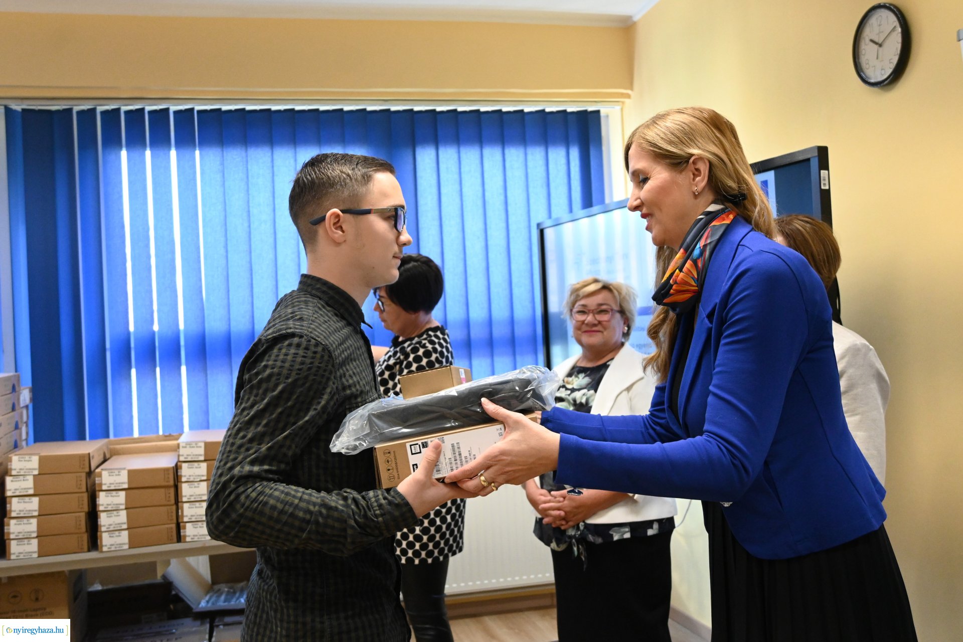 Laptopot kaptak a Nyíregyházi Vasvári Pál Gimnázium kilencedik osztályos tanulói