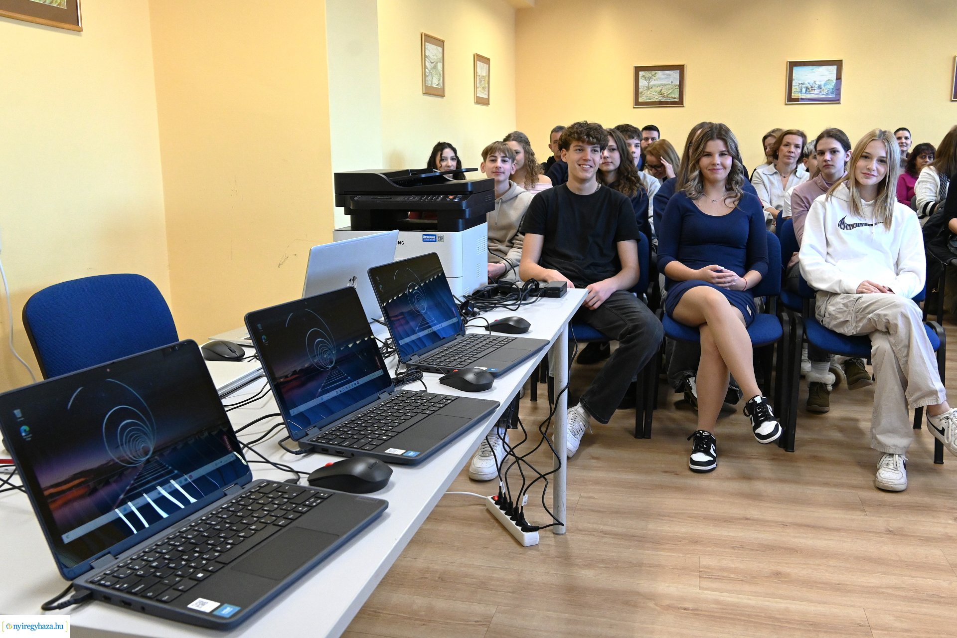 Laptopot kaptak a Nyíregyházi Vasvári Pál Gimnázium kilencedik osztályos tanulói