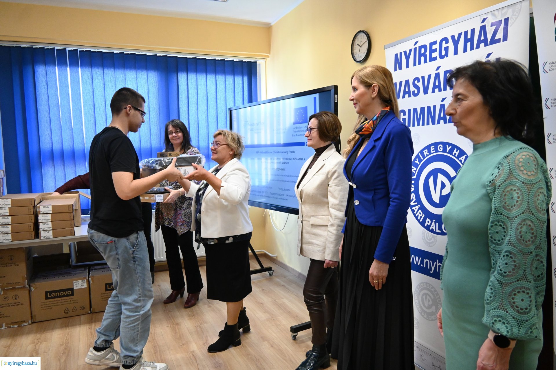 Laptopot kaptak a Nyíregyházi Vasvári Pál Gimnázium kilencedik osztályos tanulói