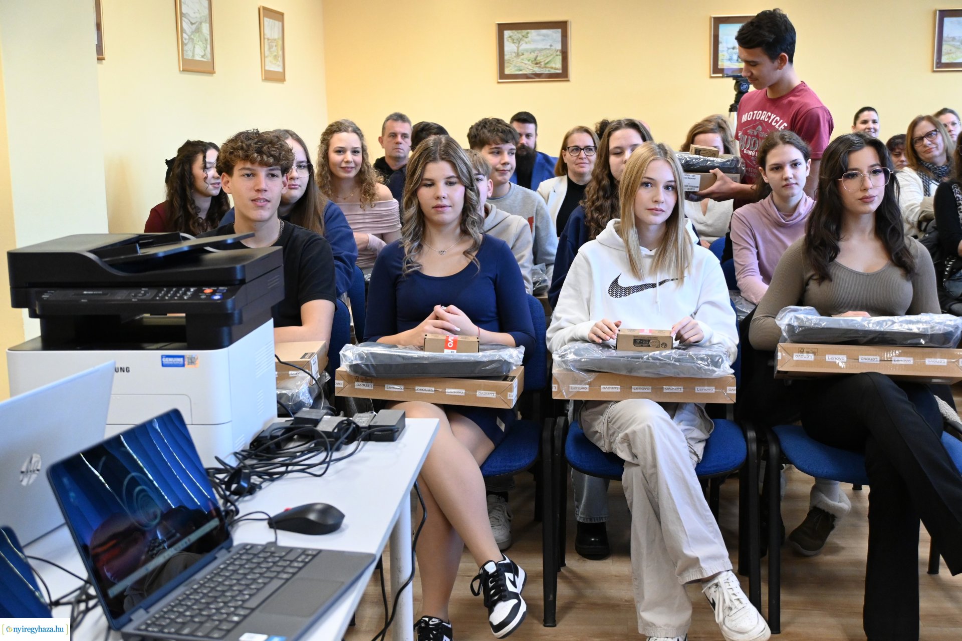 Laptopot kaptak a Nyíregyházi Vasvári Pál Gimnázium kilencedik osztályos tanulói