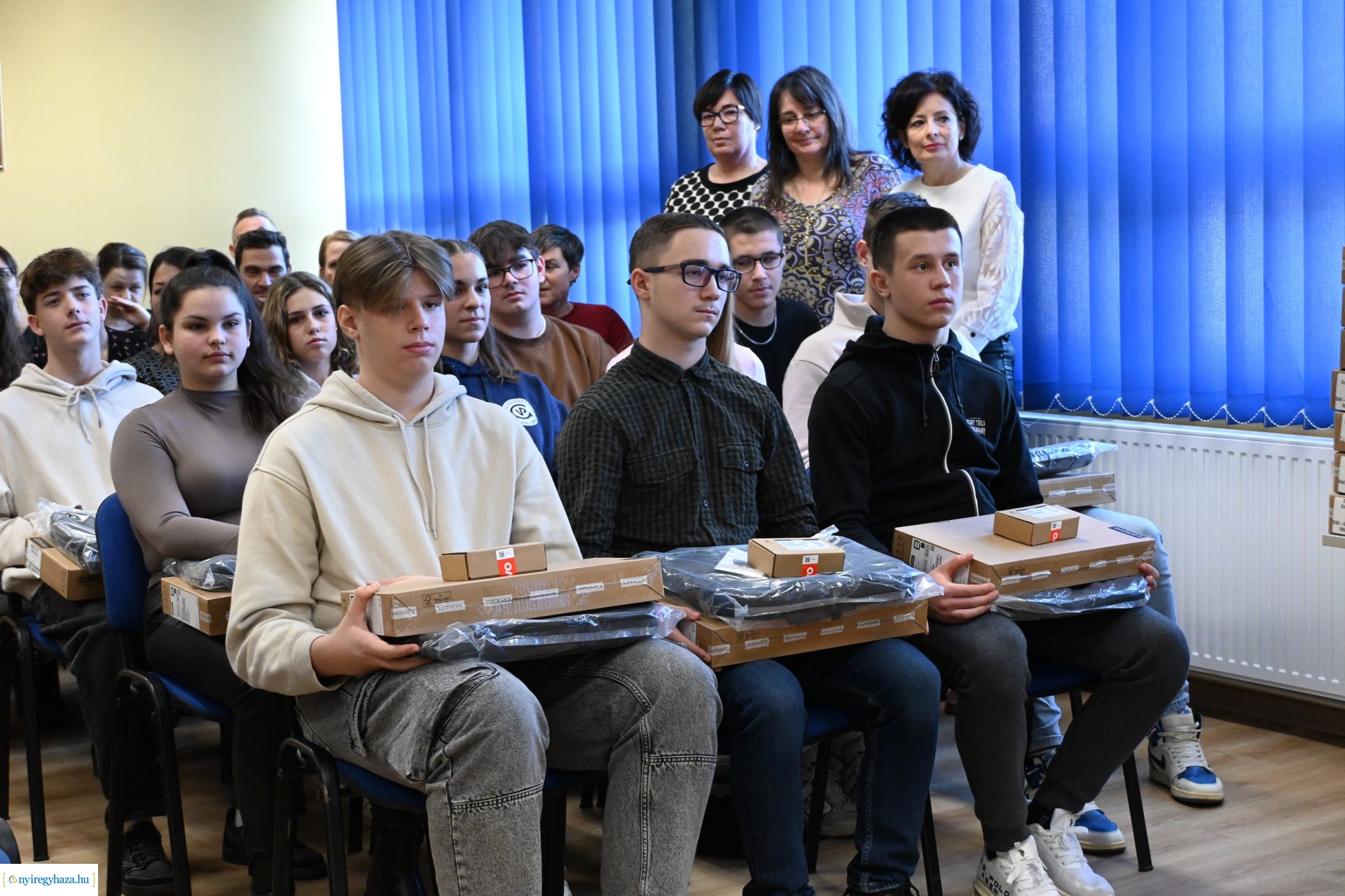 Laptopot kaptak a Nyíregyházi Vasvári Pál Gimnázium kilencedik osztályos tanulói