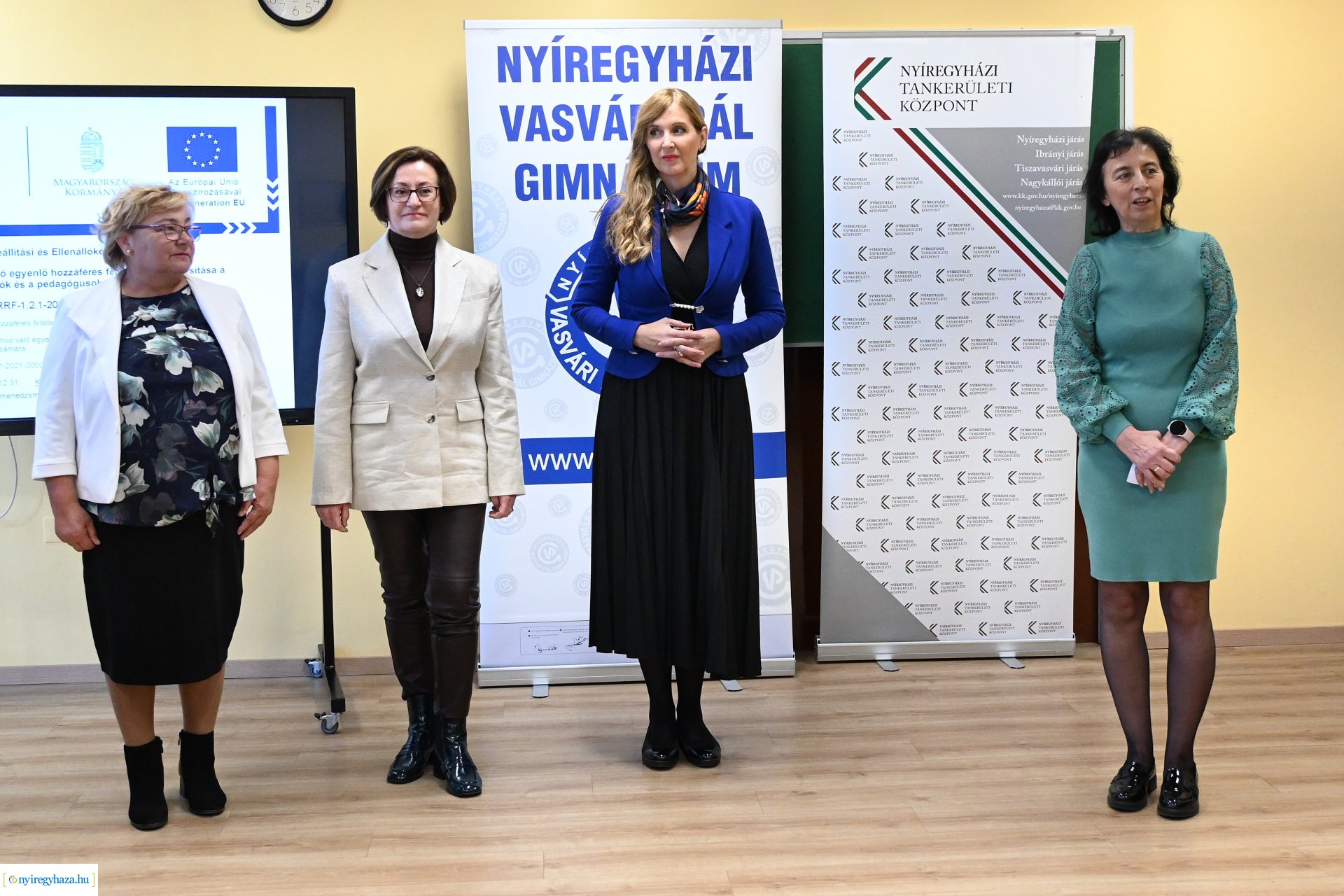 Laptopot kaptak a Nyíregyházi Vasvári Pál Gimnázium kilencedik osztályos tanulói