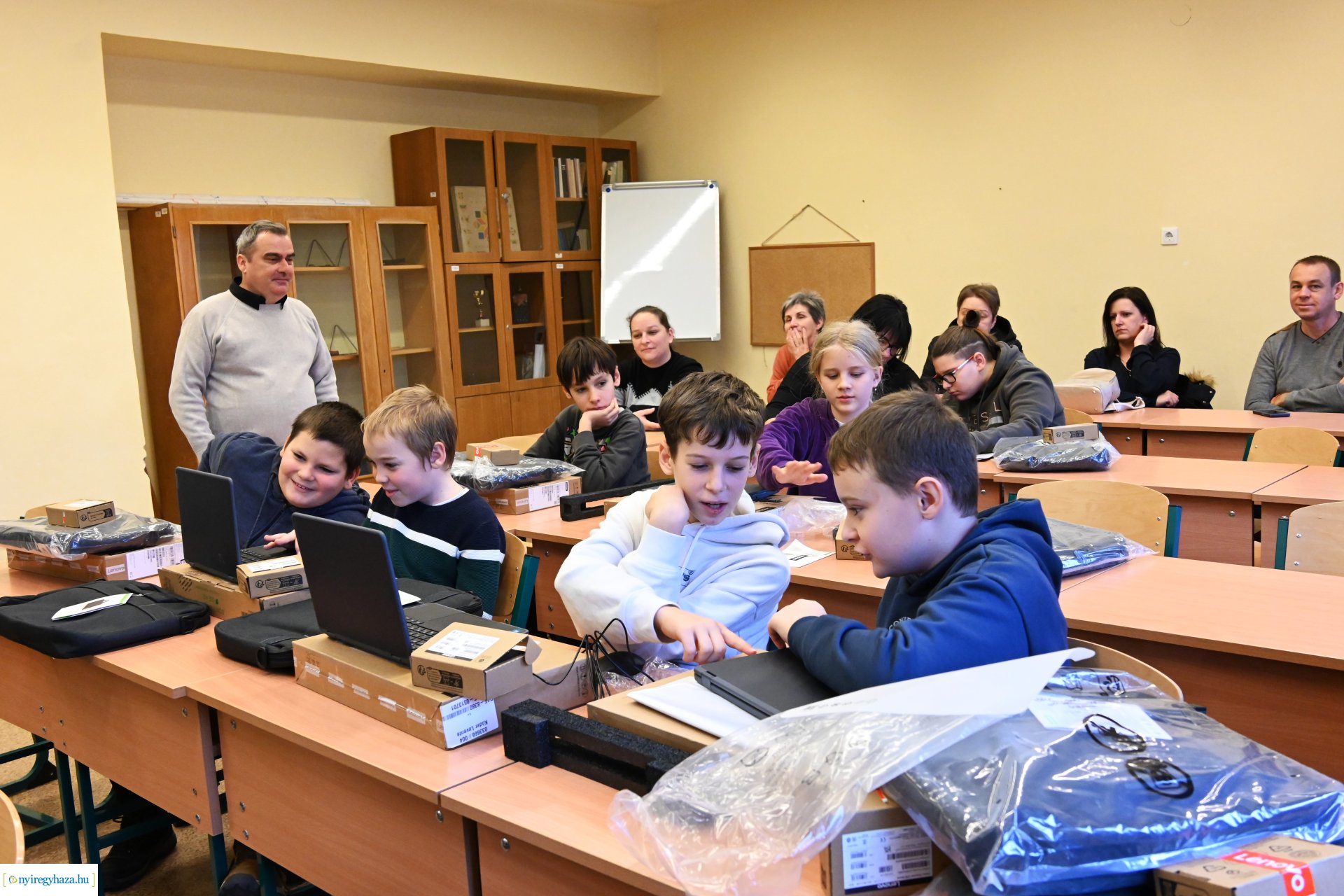 Laptopot kaptak a nyírszőlősi ötödik osztályos tanulók