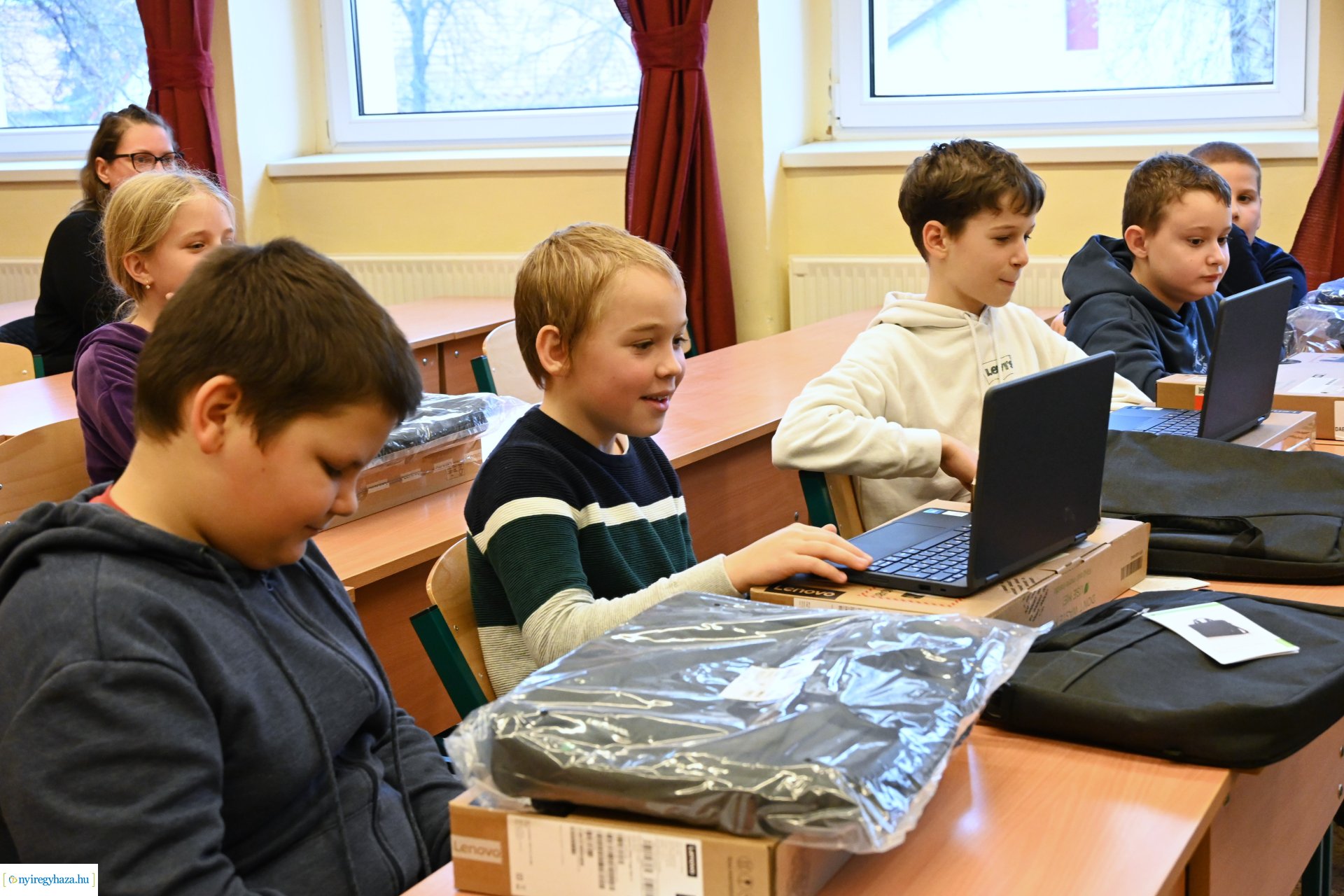 Laptopot kaptak a nyírszőlősi ötödik osztályos tanulók