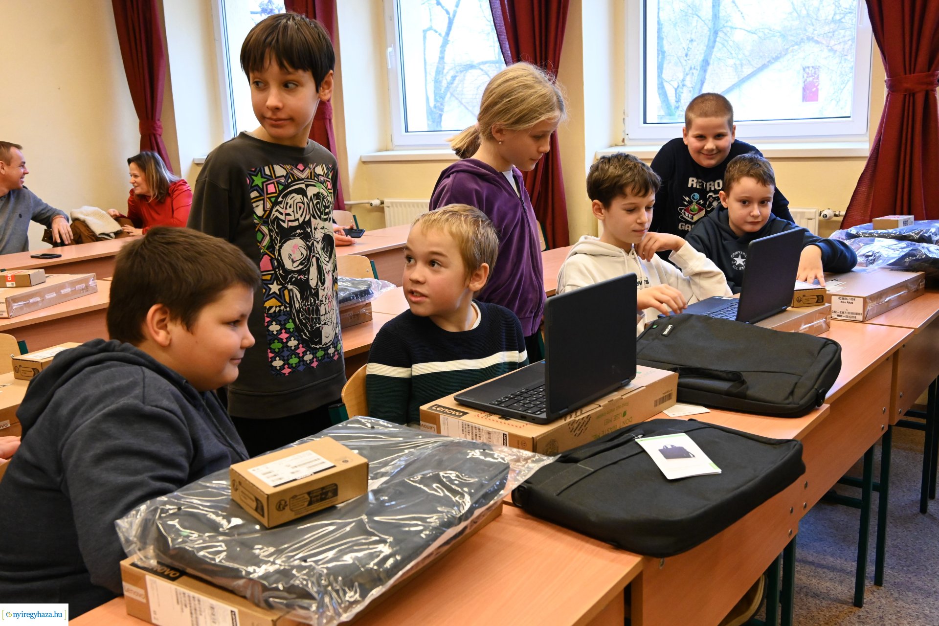Laptopot kaptak a nyírszőlősi ötödik osztályos tanulók