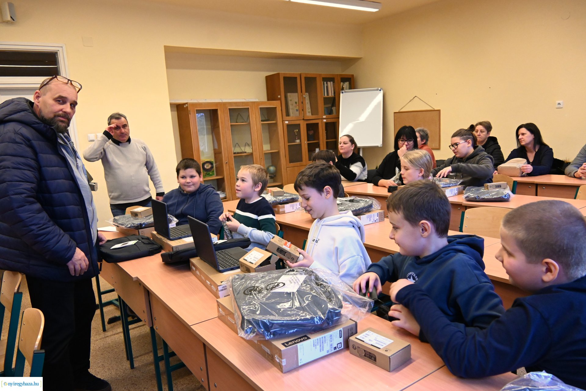Laptopot kaptak a nyírszőlősi ötödik osztályos tanulók