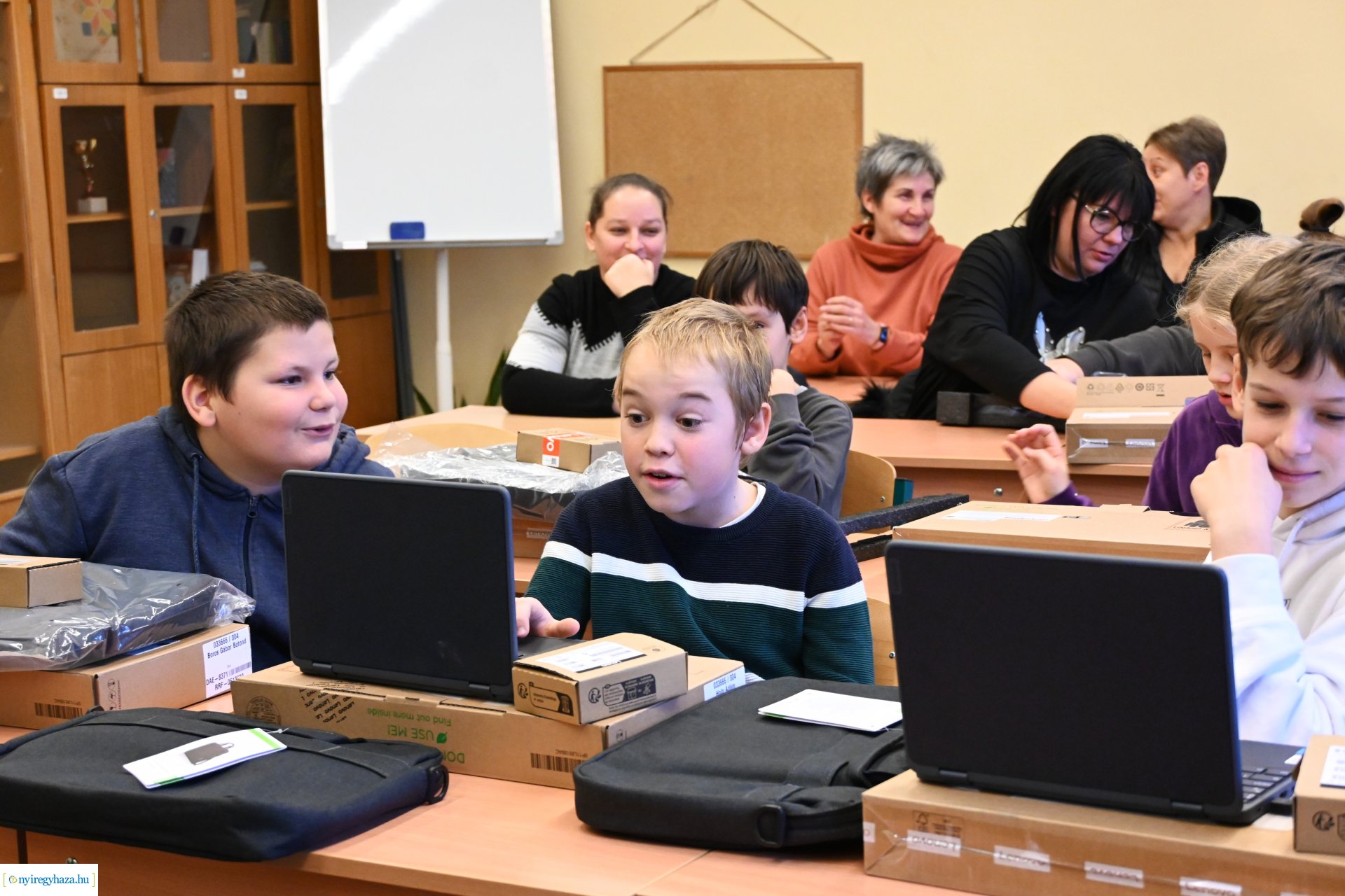 Laptopot kaptak a nyírszőlősi ötödik osztályos tanulók