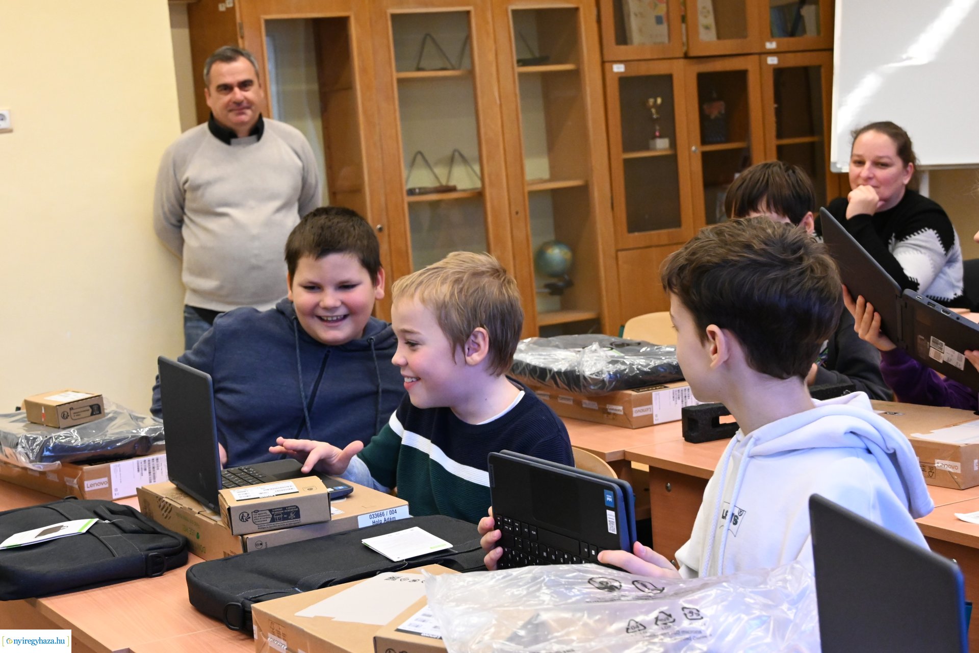 Laptopot kaptak a nyírszőlősi ötödik osztályos tanulók