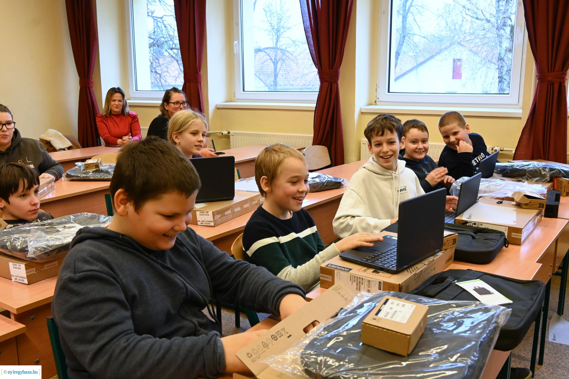Laptopot kaptak a nyírszőlősi ötödik osztályos tanulók