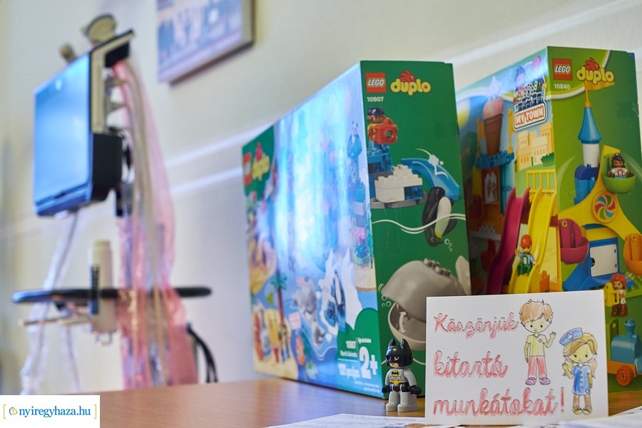 LEGO adomány a Jósa András Oktatókórháznak