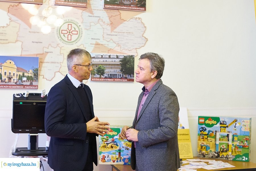 LEGO adomány a Jósa András Oktatókórháznak