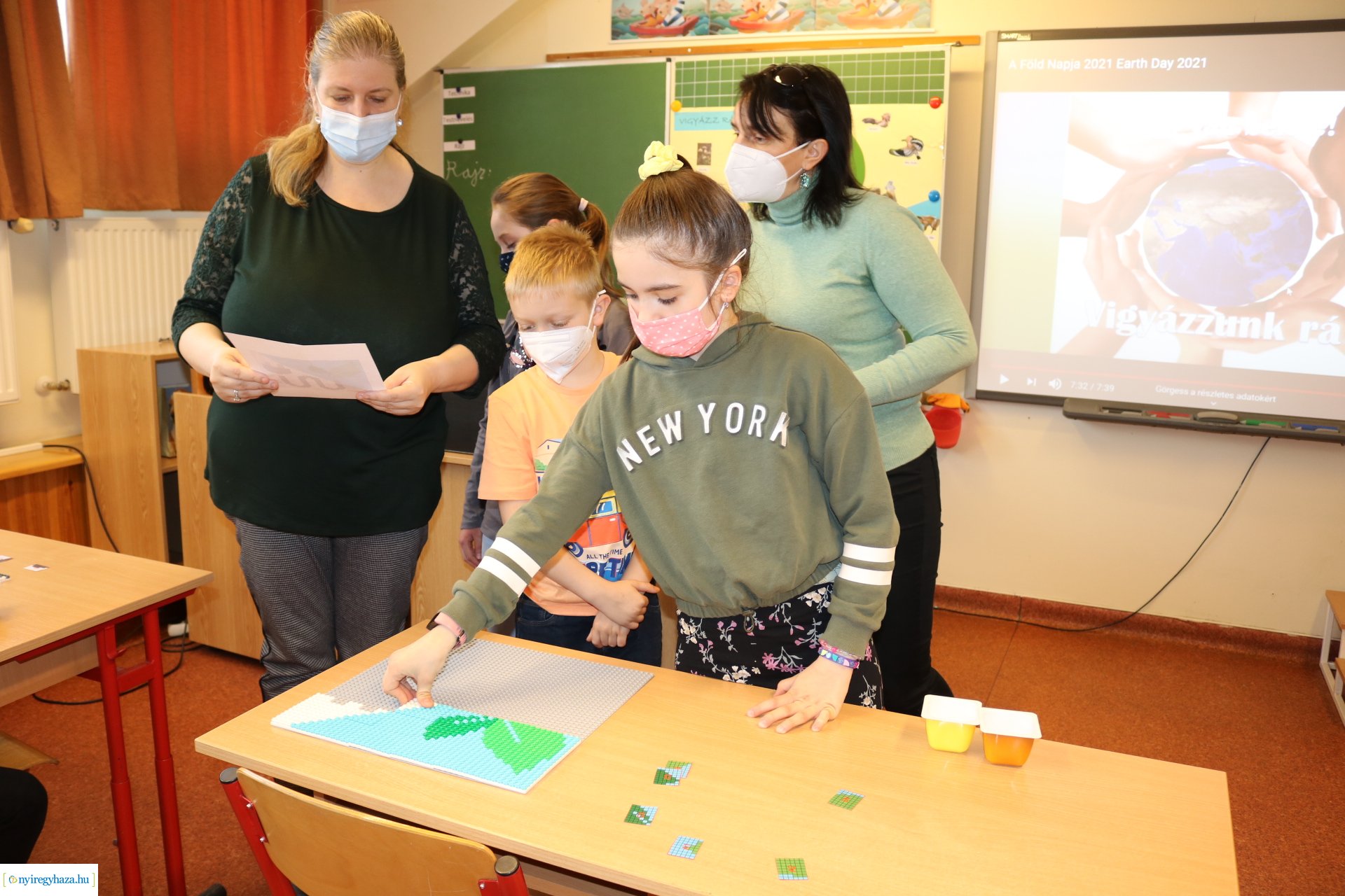 Lego mozaikokkal a Föld napján a Szent Imre Katolikus Általános Iskolában