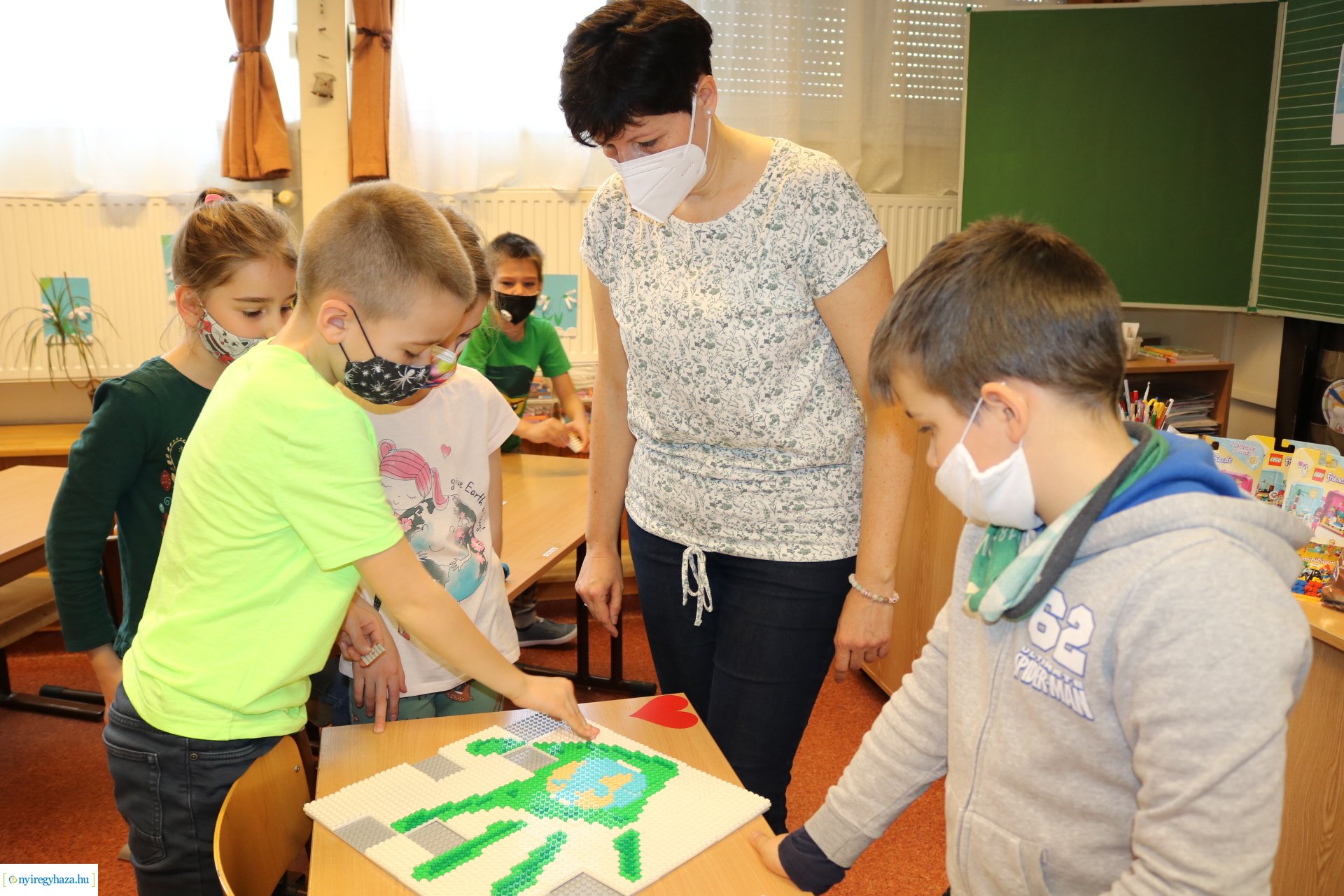 Lego mozaikokkal a Föld napján a Szent Imre Katolikus Általános Iskolában