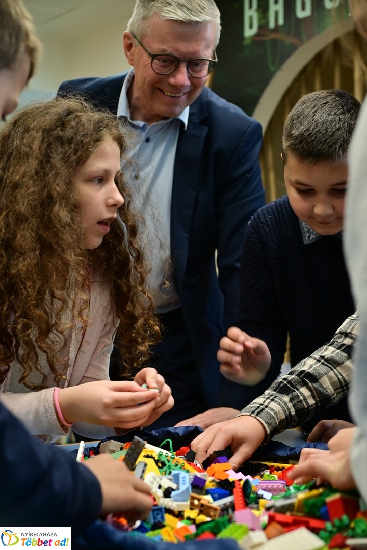 LEGO program a könyvtárban 2025 májusában