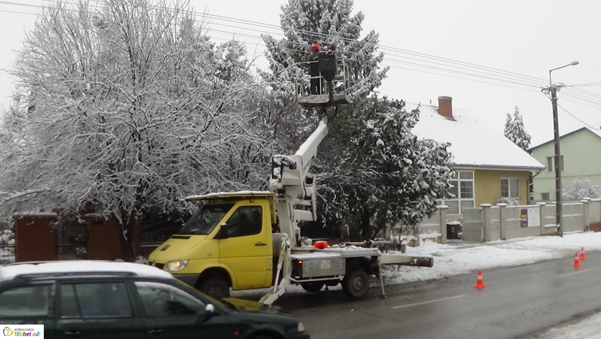 Légvezetékekbe érő gallyakat távolítottak el a Kótaji úton