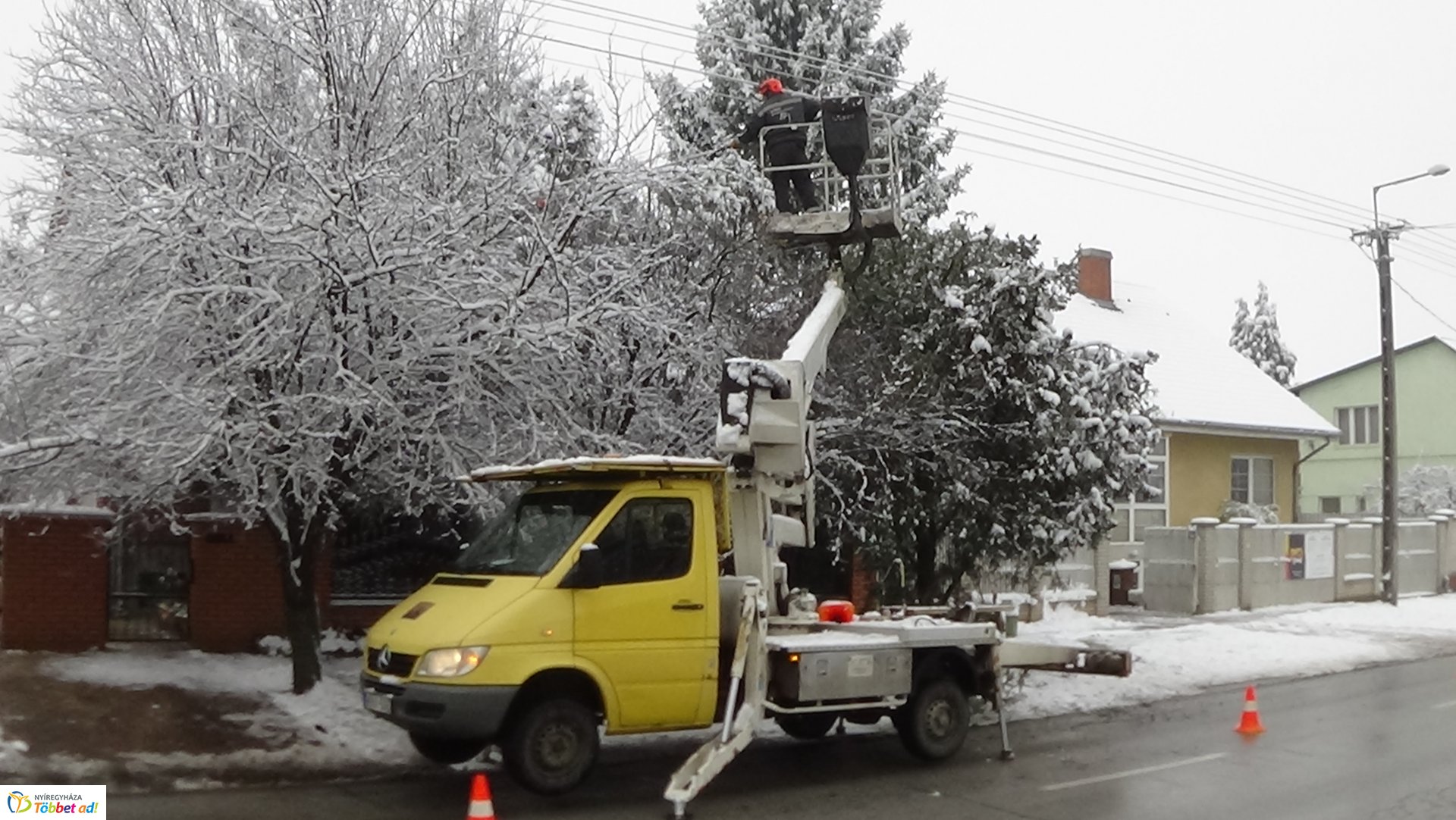 Légvezetékekbe érő gallyakat távolítottak el a Kótaji úton