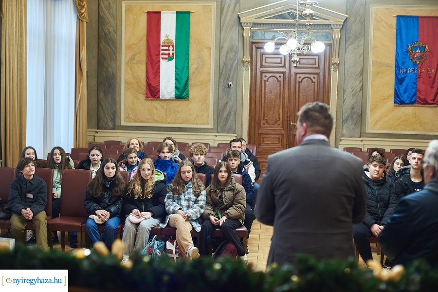 Lengyel diákok a Városházán 20221207