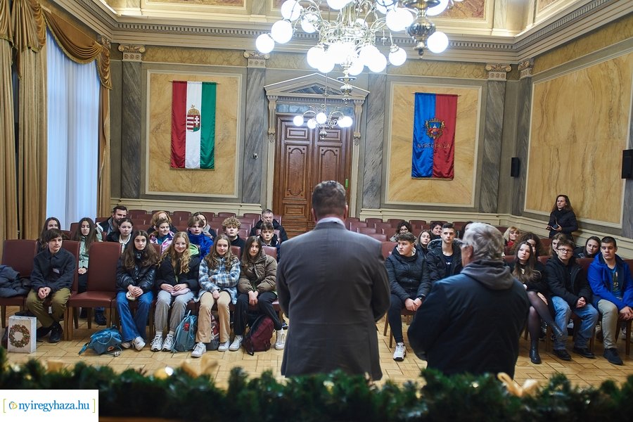 Lengyel diákok a Városházán 20221207