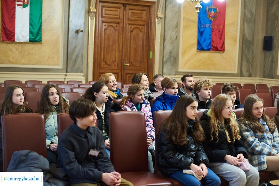 Lengyel diákok a Városházán 20221207