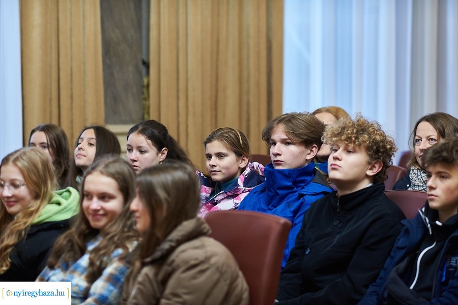 Lengyel diákok a Városházán 20221207