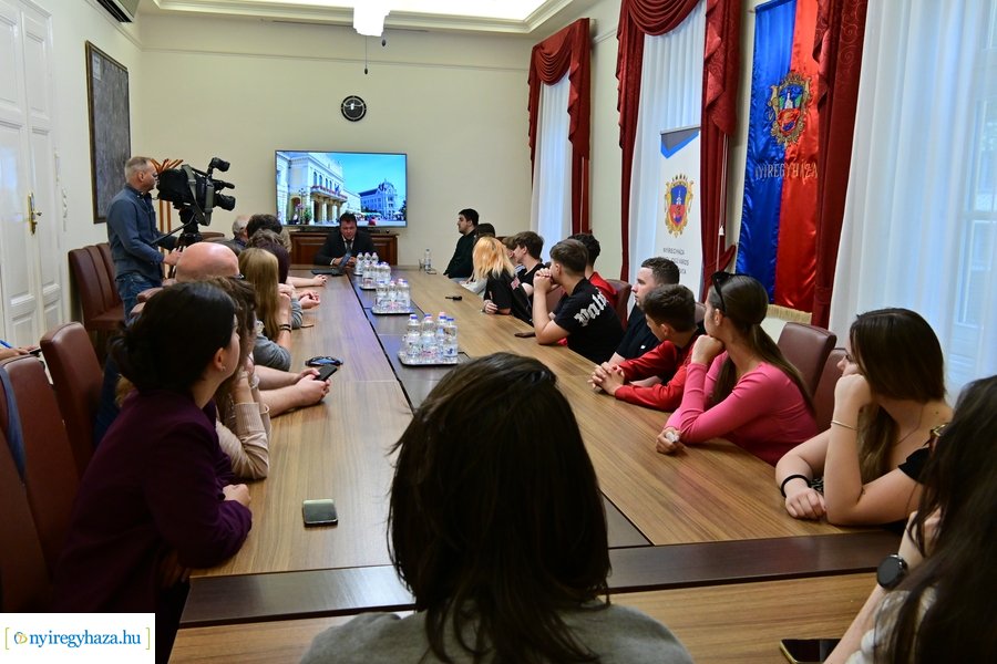 Lengyel diákok a Városházán 20240604