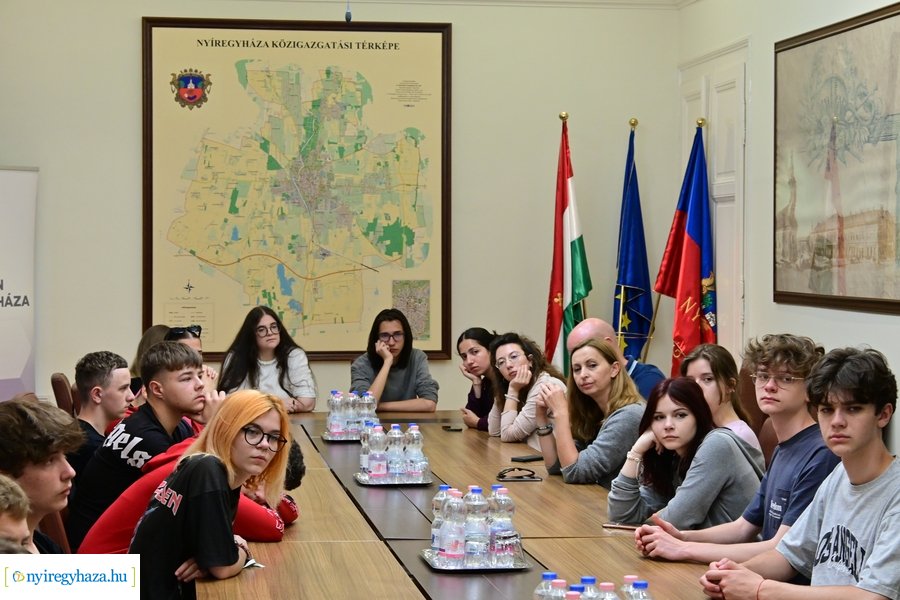 Lengyel diákok a Városházán 20240604