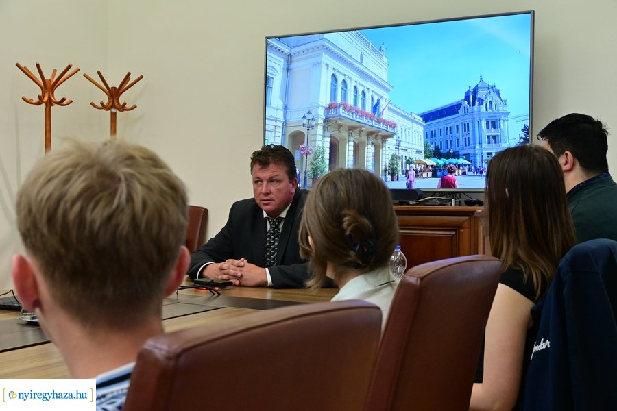 Lengyel diákok a Városházán 20240604