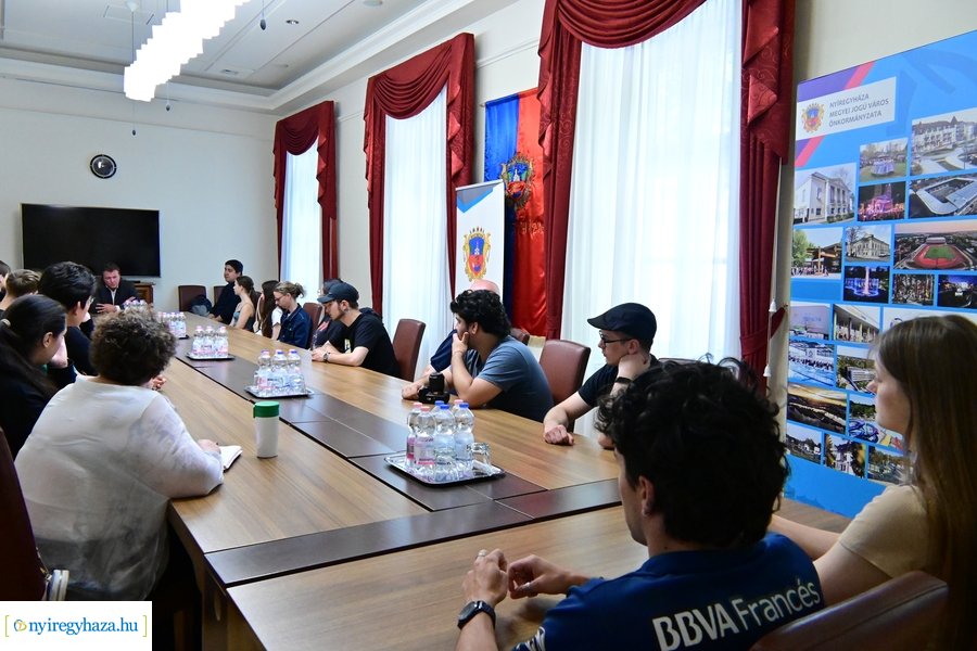 Lengyel diákok a Városházán 20240614