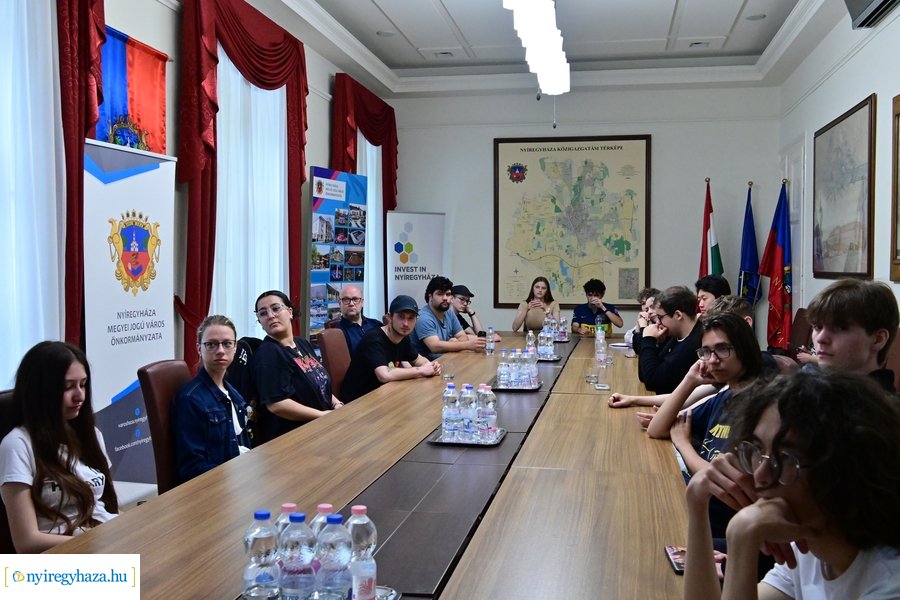 Lengyel diákok a Városházán 20240614