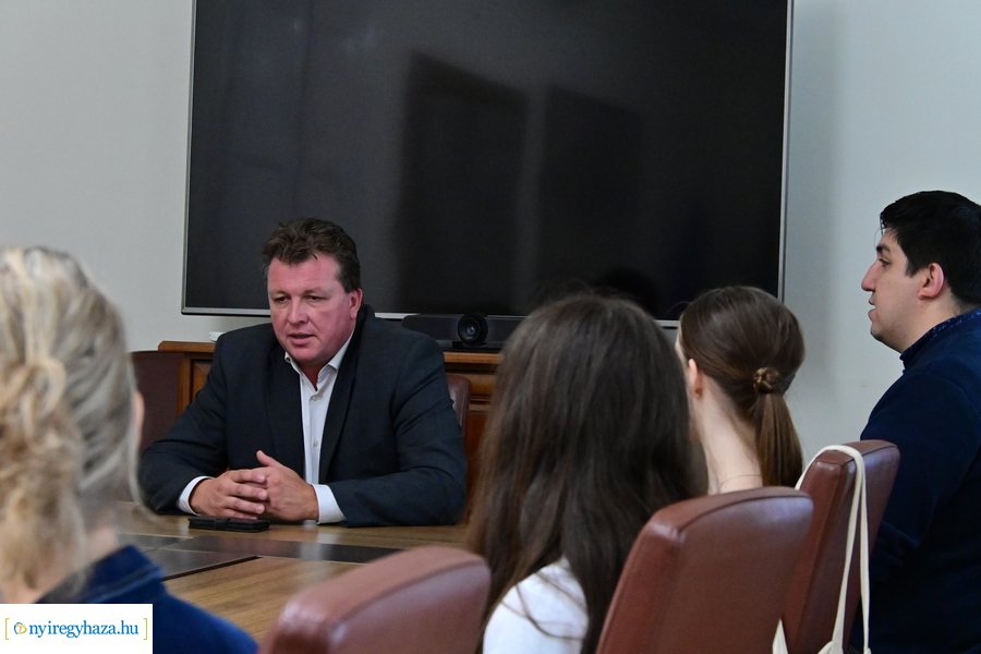 Lengyel diákok a Városházán 20240614