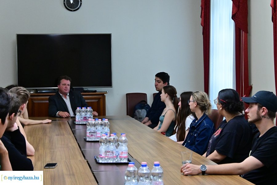 Lengyel diákok a Városházán 20240614