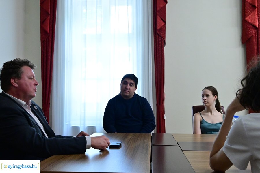 Lengyel diákok a Városházán 20240614