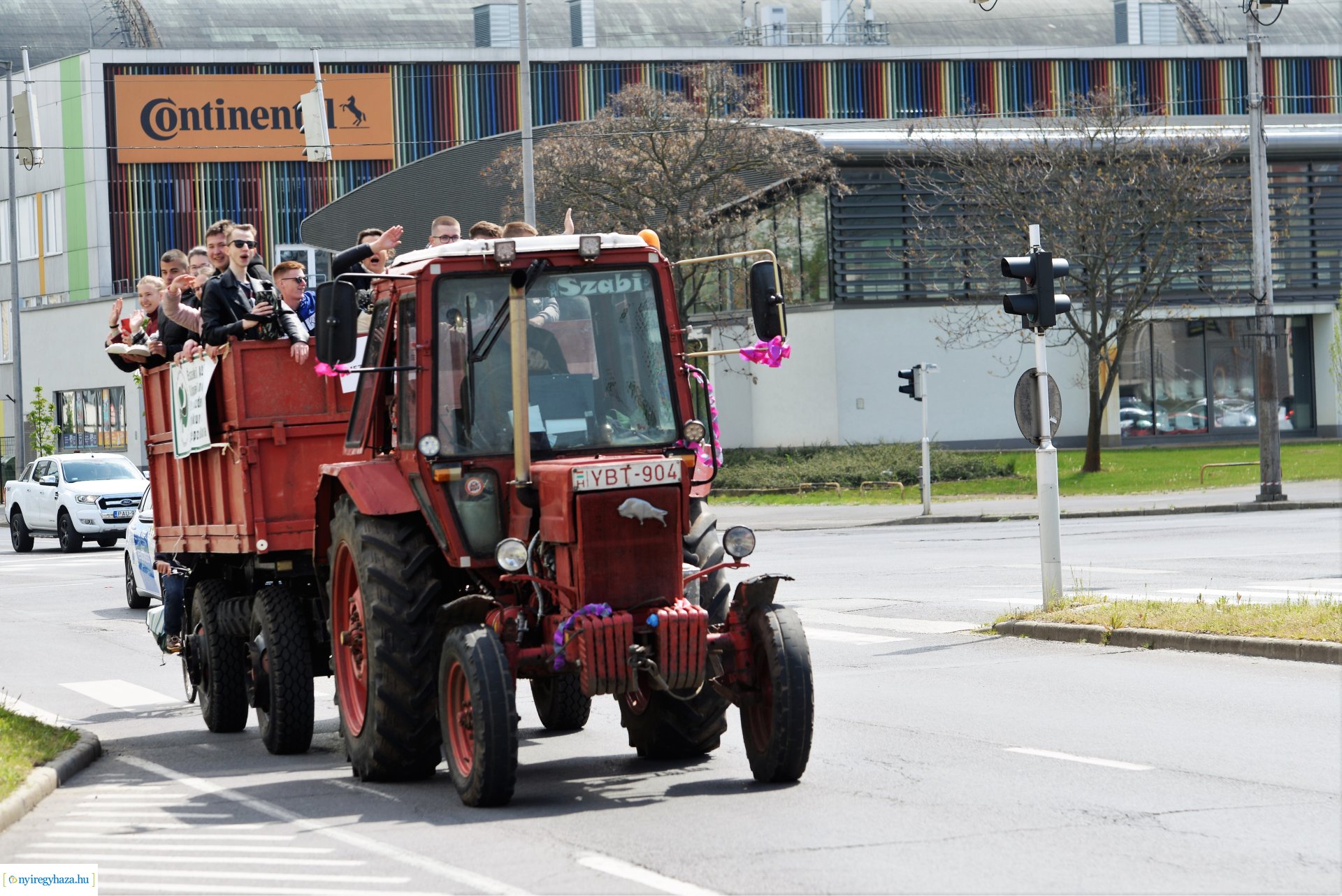 Lippais diákok traktoros felvonlása