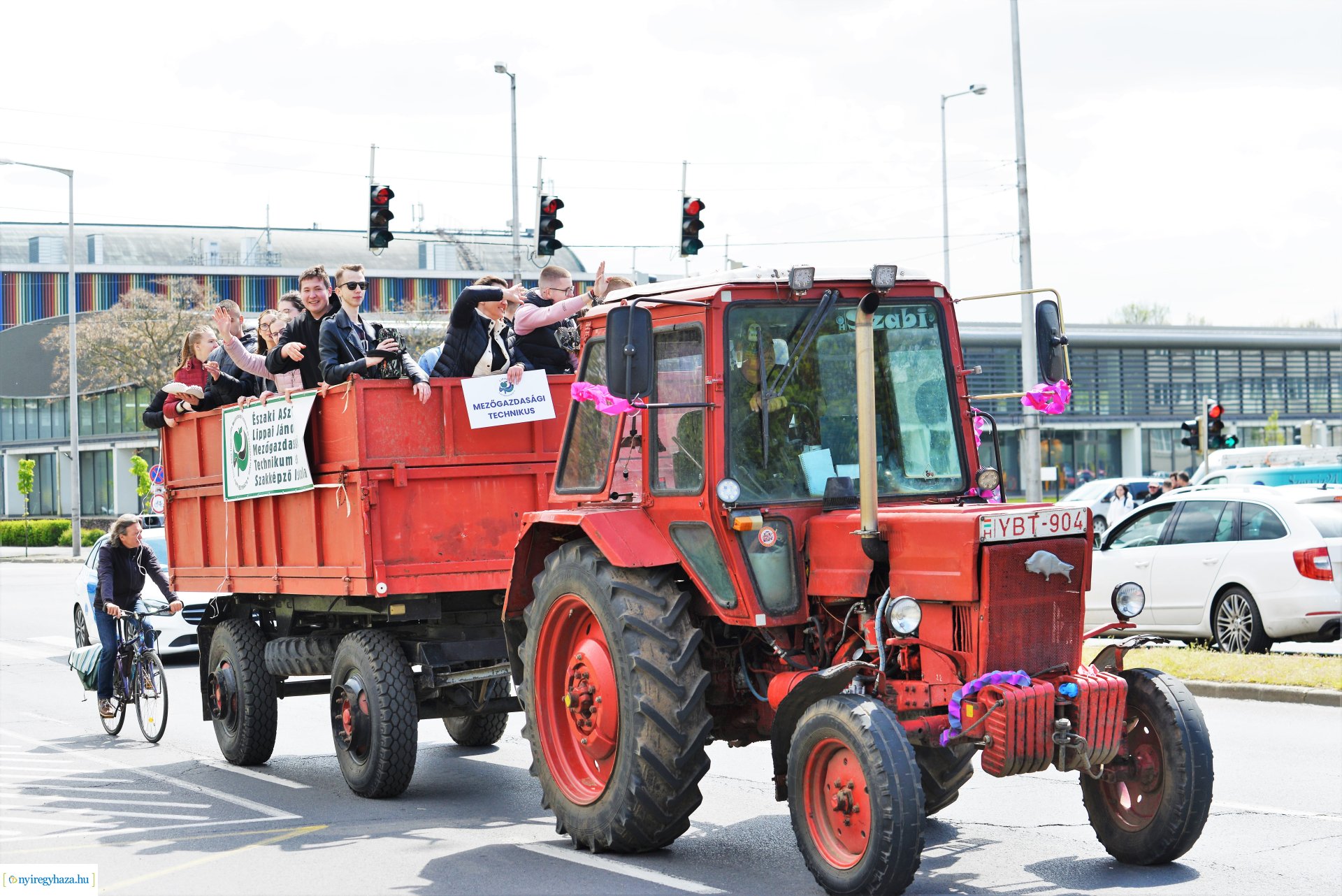 Lippais diákok traktoros felvonlása