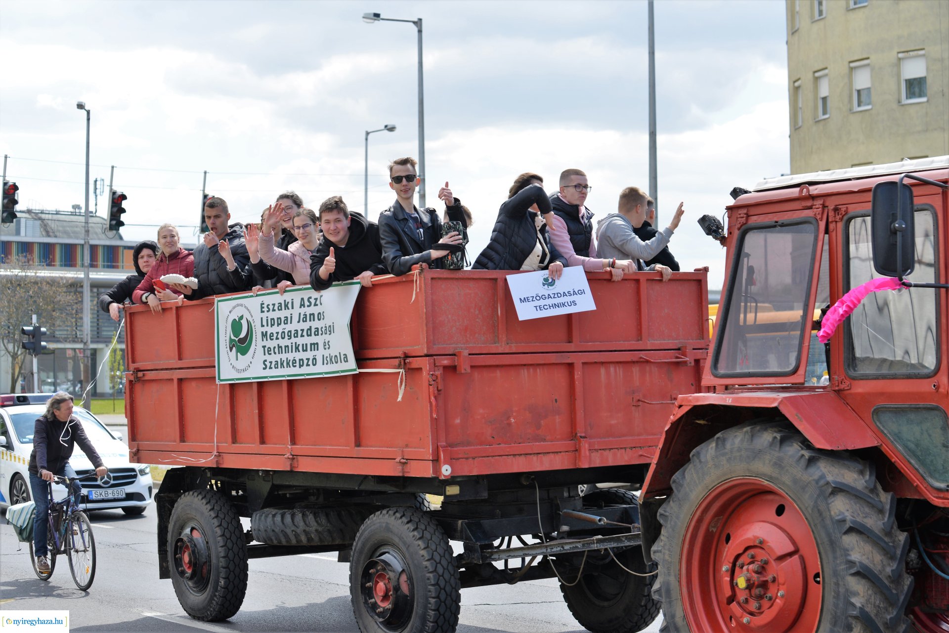 Lippais diákok traktoros felvonlása
