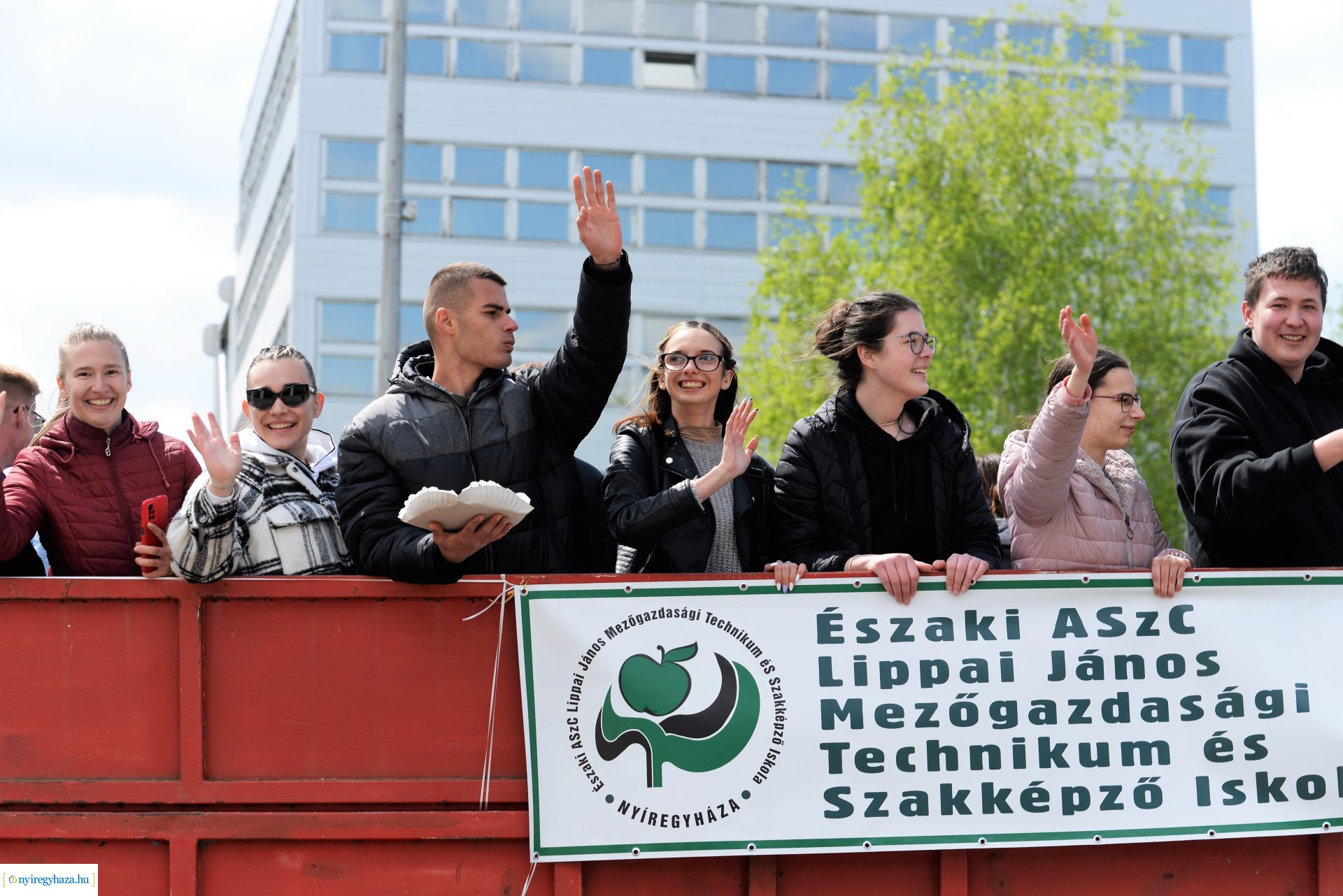 Lippais diákok traktoros felvonlása