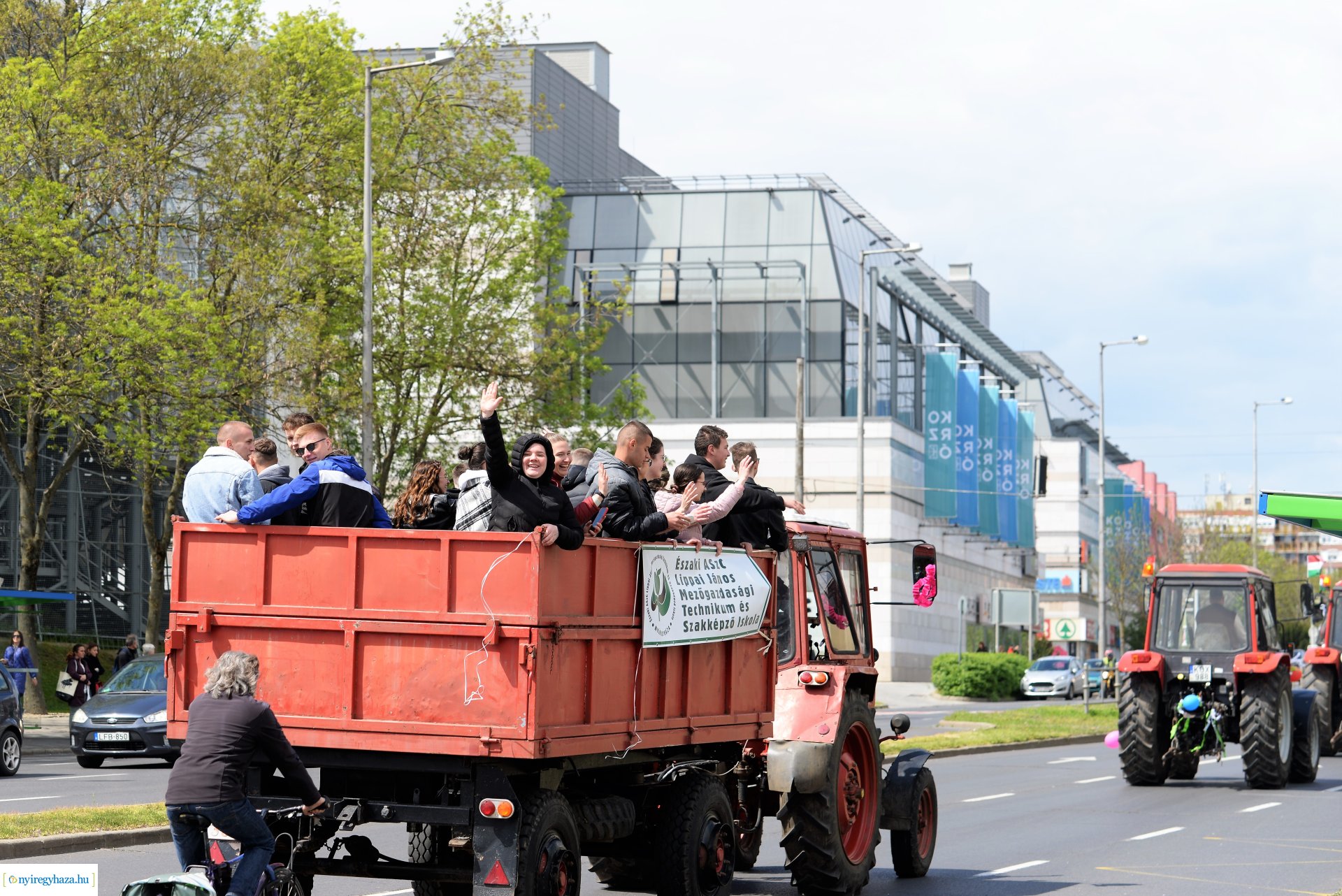 Lippais diákok traktoros felvonlása