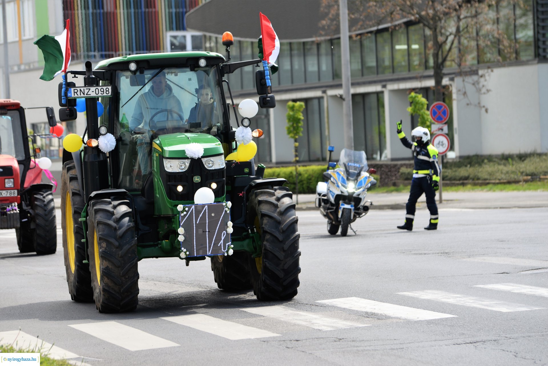 Lippais diákok traktoros felvonlása