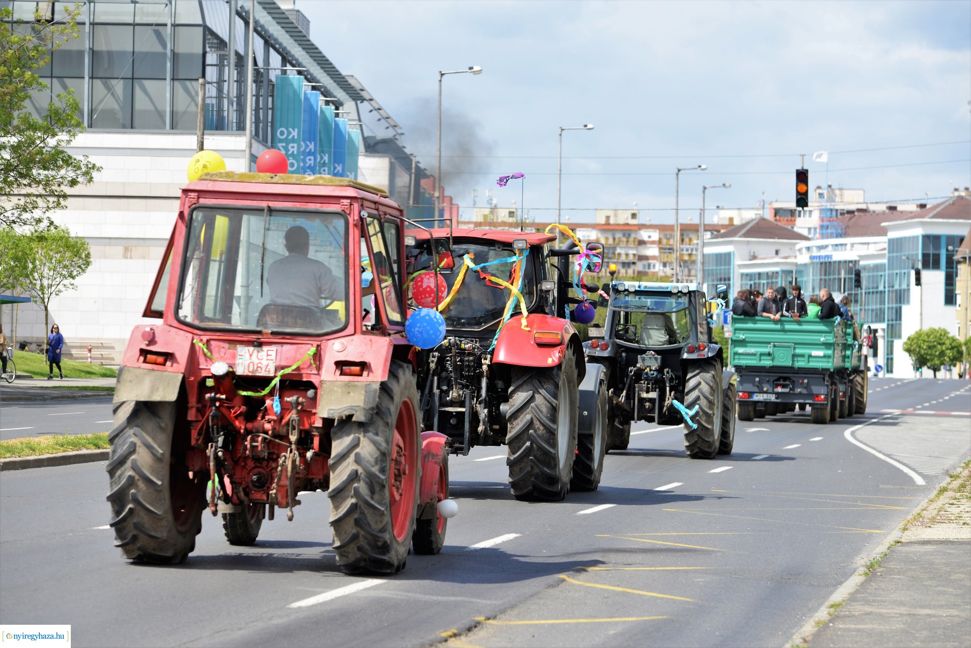 Lippais diákok traktoros felvonlása