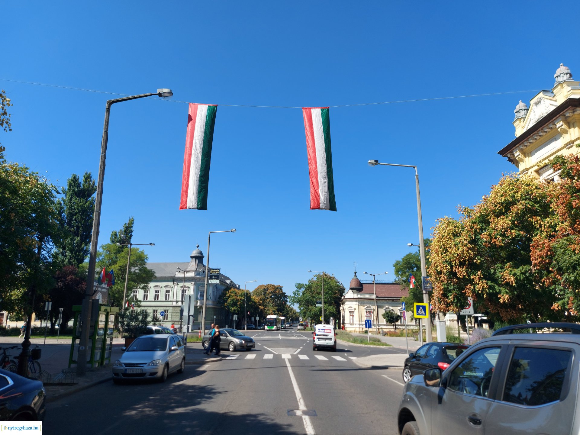Lobogókkal díszítették fel Nyíregyháza középületeit 