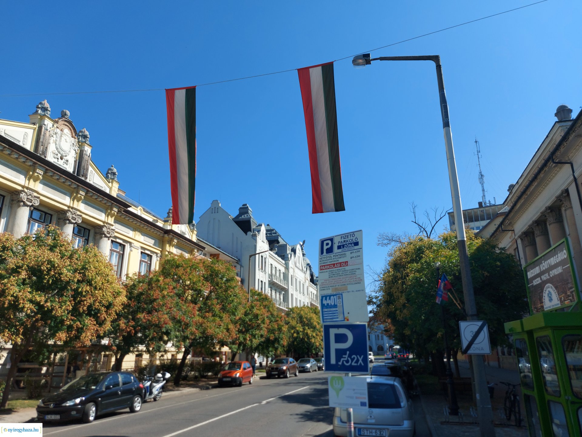 Lobogókkal díszítették fel Nyíregyháza középületeit 