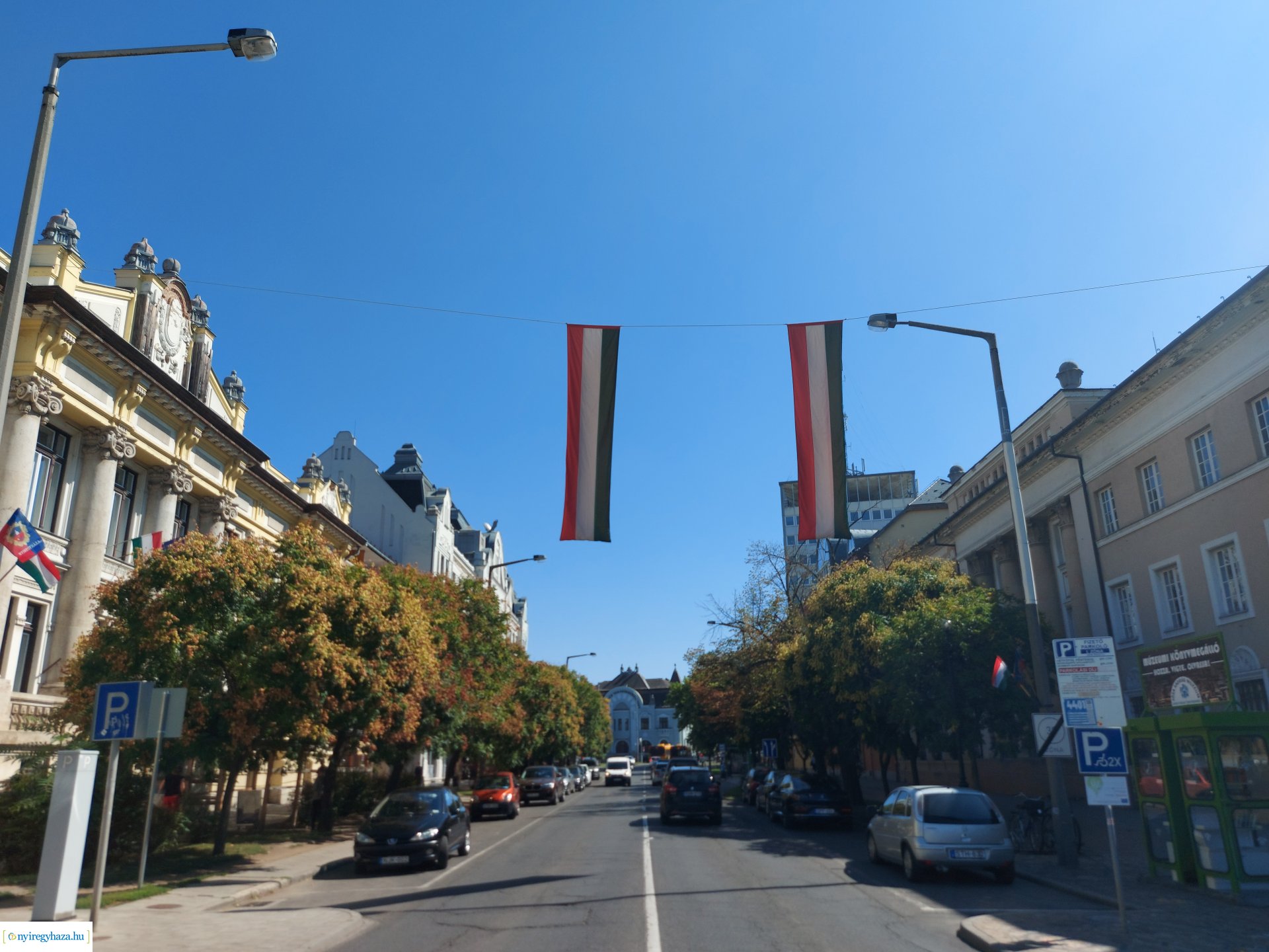 Lobogókkal díszítették fel Nyíregyháza középületeit 