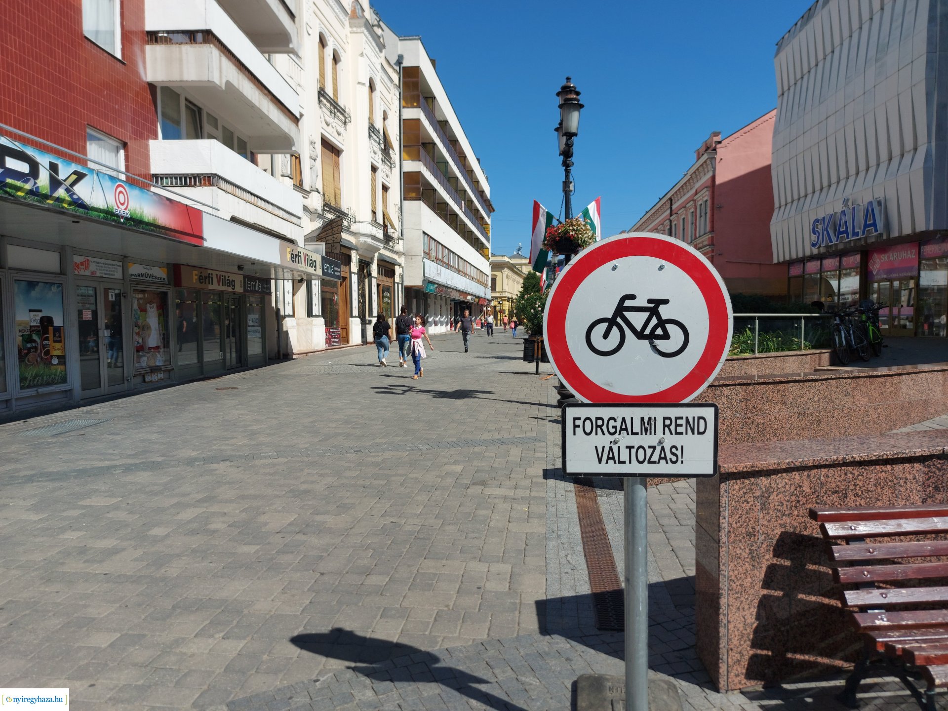 Lobogókkal díszítették fel Nyíregyháza középületeit 