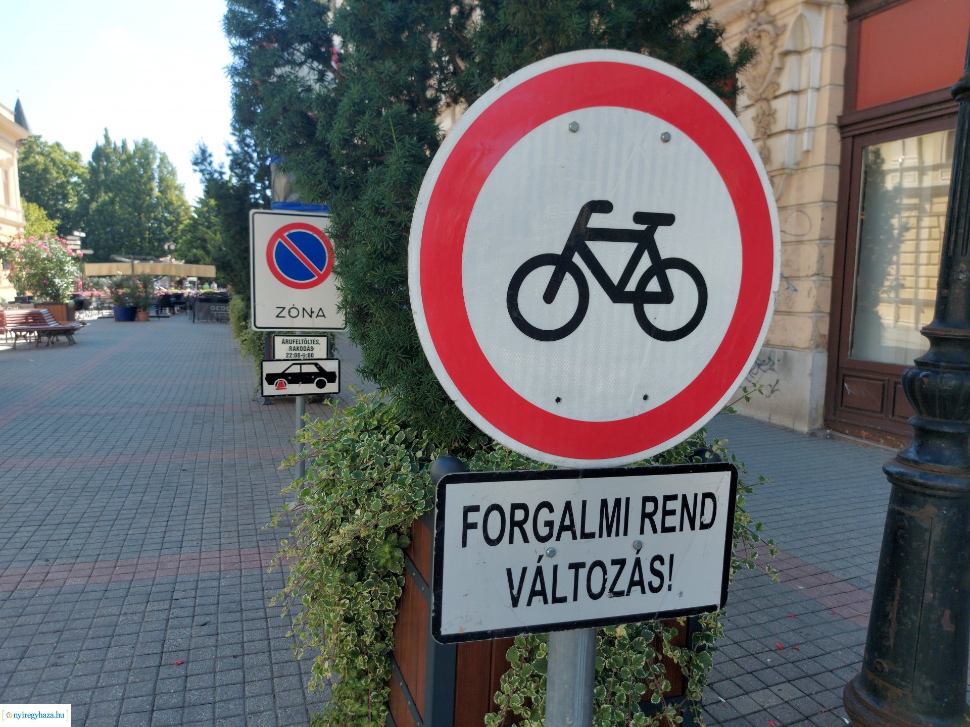 Lobogókkal díszítették fel Nyíregyháza középületeit 