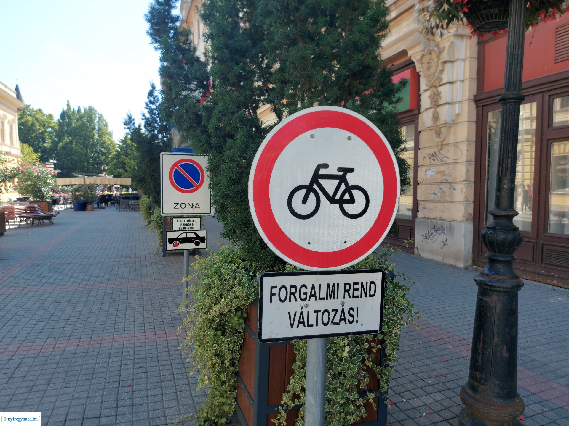 Lobogókkal díszítették fel Nyíregyháza középületeit 