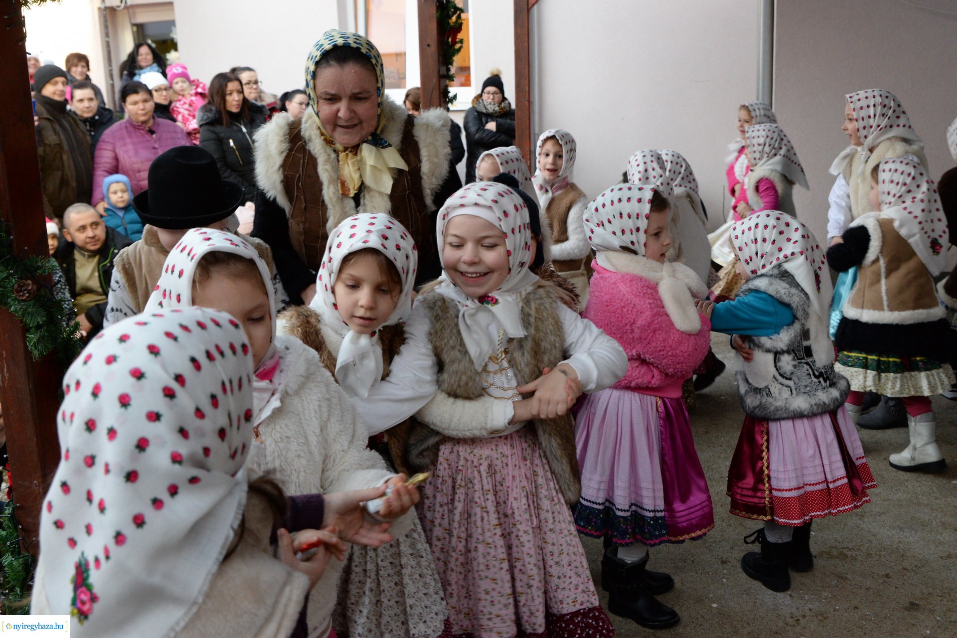 Lucázás és adventi vásár a Kerekerdő Óvodában