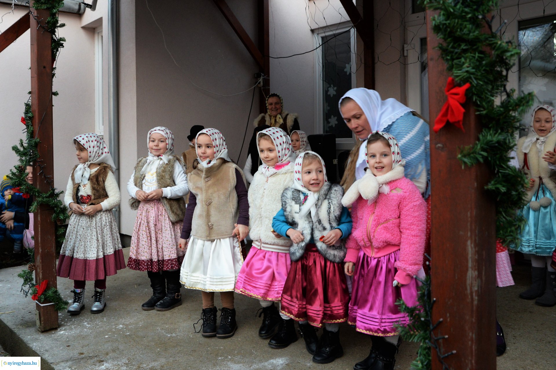 Lucázás és adventi vásár a Kerekerdő Óvodában