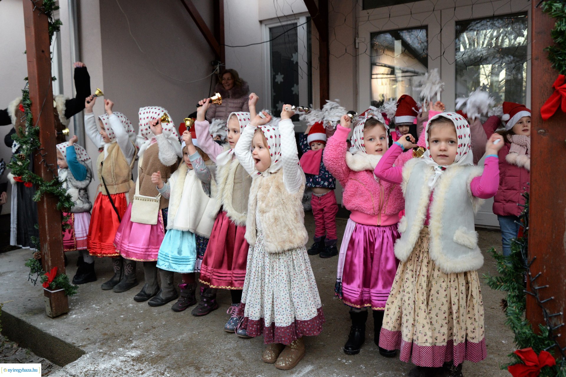 Lucázás és adventi vásár a Kerekerdő Óvodában